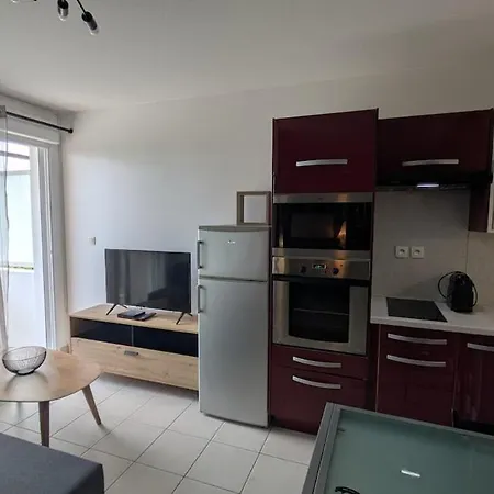 Furnished 2-room With Private Parking *
