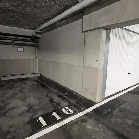 Furnished 2-room With Private Parking 拉罗歇尔