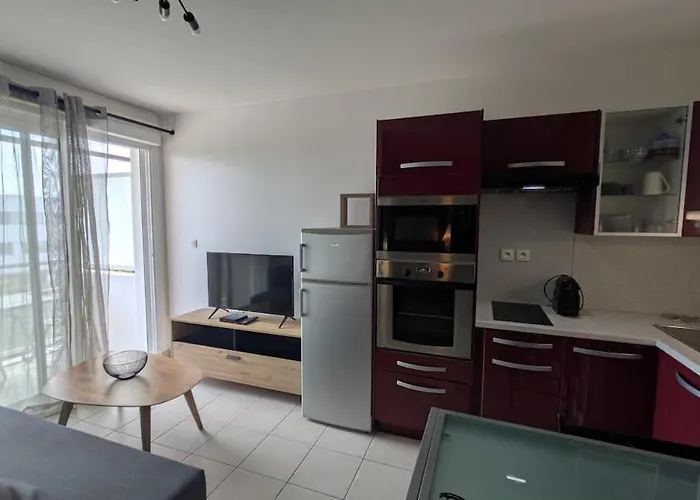 Furnished 2-room With Private Parking *