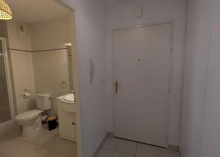 Furnished 2-room With Private Parking Apartment *